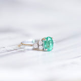 Bague moderne en or blanc 18 carats avec émeraude (2,15 ct environ) et diamants (0,42 ct environ)