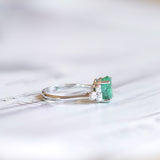 Bague moderne en or blanc 18 carats avec émeraude (2,15 ct environ) et diamants (0,42 ct environ)