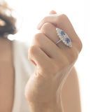 Anello in oro bianco 18K con diamanti di taglio vecchio (2ctw ca.) e zaffiri naturali (1ct ca.)