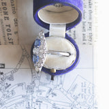 Anello in oro bianco 18K con diamanti di taglio vecchio (2ctw ca.) e zaffiri naturali (1ct ca.)