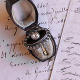 Anello antico in oro 18K e argento con diamanti e onice, primi del '900