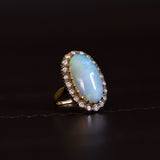 Anello vintage in oro 18K con opale australiano arlecchino e diamanti di taglio brillante (0.80ctw), anni '50