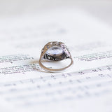 Anello antico in oro bianco 18K con zaffiro sintetico e diamanti, anni '20/'30