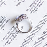 Anello antico in oro bianco 18K con zaffiro sintetico e diamanti, anni '20/'30