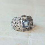 Anello antico in oro bianco 18K con spinello e diamanti, anni '20