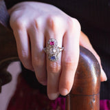 Anello antico in oro bianco 18K con diamanti, rubino e zaffiro, anni '20/'30 - Antichità Galliera