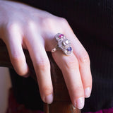 Anello antico in oro bianco 18K con diamanti, rubino e zaffiro, anni '20/'30 - Antichità Galliera