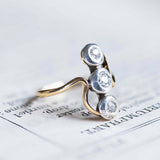 Anello trilogy antico in oro 18K e argento con diamanti di taglio Vecchia Europa (0.65ctw ca.), anni '20