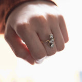 Anello trilogy antico in oro 18K e argento con diamanti di taglio Vecchia Europa (0.65ctw ca.), anni '20