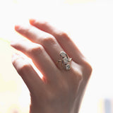 Anello trilogy antico in oro 18K e argento con diamanti di taglio Vecchia Europa (0.65ctw ca.), anni '20