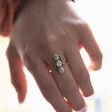 Anello trilogy antico in oro 18K e argento con diamanti di taglio Vecchia Europa (0.65ctw ca.), anni '20