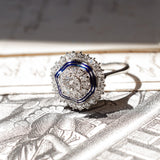 Anello antico in oro bianco 18K con diamanti (centrale da 0.56ct) e smalti blu, anni '40 - Antichità Galliera