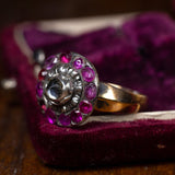 Anello antico in oro 14K con rubini e zircone centrale, primi del '900 - Antichità Galliera