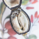 Trilogy antico in oro 18K con diamanti (due di taglio rosetta e uno di taglio antico), primi del '900