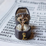 Anello antico in oro 18K con corallo rosa e turchesi, primi del '900 - Antichità Galliera