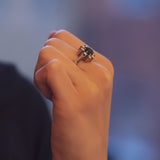 Anello vintage a margherita in oro bianco 14K con zaffiro (2ct ca.) e diamanti (0.40ctw ca.), anni '60/'70