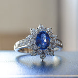 Anello moderno in oro bianco 18K con zaffiro centrale e diamanti - Antichità Galliera