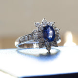 Anello moderno in oro bianco 18K con zaffiro centrale e diamanti - Antichità Galliera