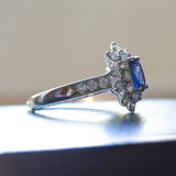 Anello moderno in oro bianco 18K con zaffiro centrale e diamanti - Antichità Galliera