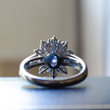 Anello moderno in oro bianco 18K con zaffiro centrale e diamanti - Antichità Galliera