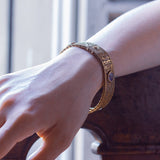 Braccialetto semirigido in oro 18K inciso a mano, con zaffiri e diamanti, primi del '900 - Antichità Galliera