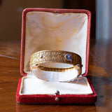 Braccialetto semirigido in oro 18K inciso a mano, con zaffiri e diamanti, primi del '900 - Antichità Galliera