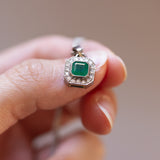 Collier vintage in oro bianco 18K con smeraldo (0.89ct ca.) e diamanti (0.16ctw ca.), anni '70/'80
