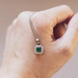 Collier vintage in oro bianco 18K con smeraldo (0.89ct ca.) e diamanti (0.16ctw ca.), anni '70/'80