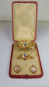Parure in oro con bracciale, spilla e orecchini con smalti e cofanetto originale. Fine '800 - Antichità Galliera