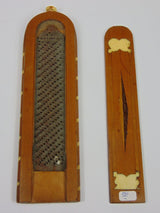 Grattugia per tabacco neoclassica, con intarsi in legni diversi e avorio. Carlo X, primi dell'800 - Antichità Galliera