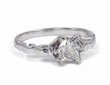 Anello solitario in oro bianco 18k con diamante centrale di 0.55ct, anni 40