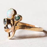 Anello antico in oro 18K con opale e paste di vetro verdi, anni '10/'20