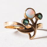 Anello antico in oro 18K con opale e paste di vetro verdi, anni '10/'20