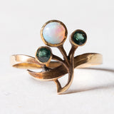 Anello antico in oro 18K con opale e paste di vetro verdi, anni '10/'20