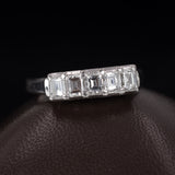 Anello antico in platino con diamanti taglio smeraldo, anni '30