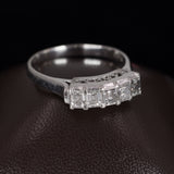 Anello antico in platino con diamanti taglio smeraldo, anni '30