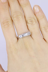 Anello antico in platino con diamanti taglio smeraldo, anni '30