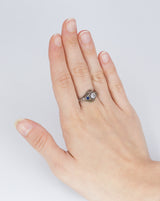 Anello Art Déco in oro bianco 18K con diamante centrale e zaffiri, anni '20/'30