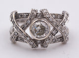 Anello in oro bianco con diamanti centrale contornato di piccoli brillanti .Anni 60 - Antichità Galliera