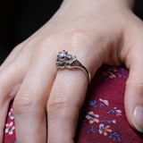 Anello antico in oro bianco 18K con diamanti (centrale da 0.35ct), anni '40 - Antichità Galliera