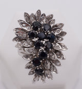 Anello in oro bianco con diamanti e zaffiri , anni 60 - Antichità Galliera