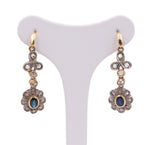 Boucles d'oreilles anciennes en or et argent avec saphirs et rosettes de diamants, vers 1920