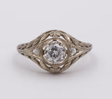 Anello antico in oro bianco con diamante centrale e piccole rosette , anni 30