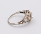 Anello antico in oro bianco con diamante centrale e piccole rosette , anni 30