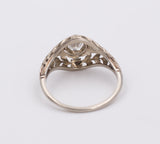 Anello antico in oro bianco con diamante centrale e piccole rosette , anni 30