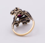 Anello vintage in oro e argento con rosette e rubino centrale
