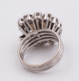 Anello vintage in platino con perla centrale e diamanti taglio brillante, 1940 circa