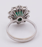 Anello vintage in oro bianco con diamanti brillanti e smeraldo, anni 50