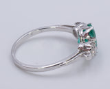 Anello vintage in oro bianco con smeraldo centrale e diamanti, anni 50