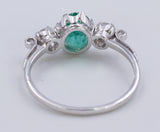 Anello vintage in oro bianco con smeraldo centrale e diamanti, anni 50